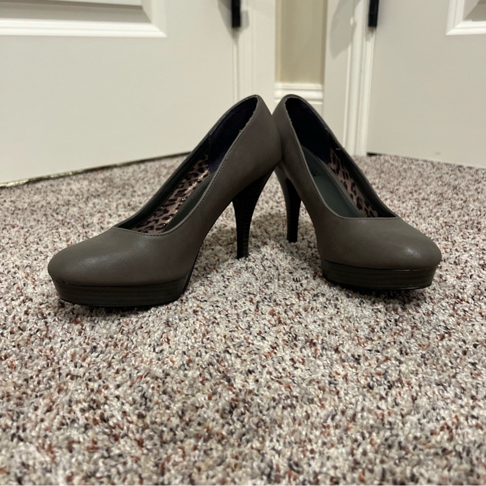 Kenneth Cole Reaction Elegant Gray Heels - Picture 2 of 11